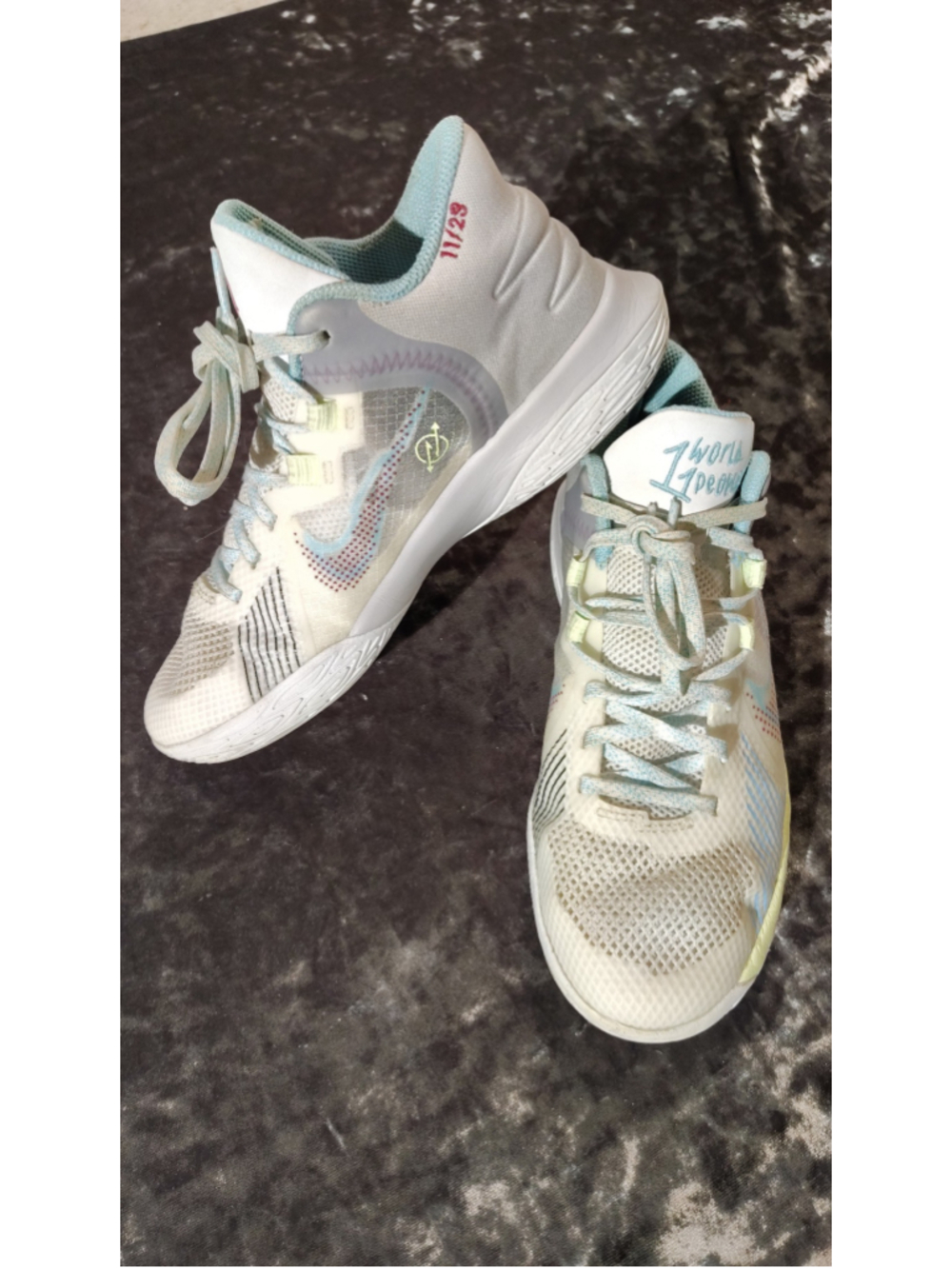 Boys Nike Kyrie Flytrap 5 Basketball Sneakers White Light Blue Size 4.5
